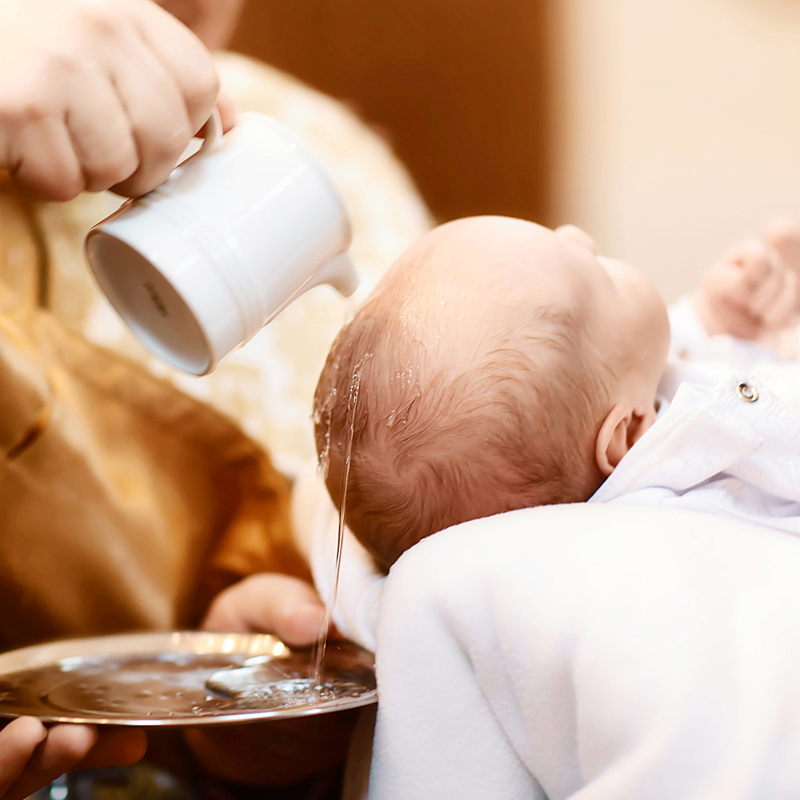 Qual o significado do óleo e da água no Batismo?